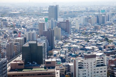 Güneşli bir günde yüksek binaların olduğu şehir manzarası