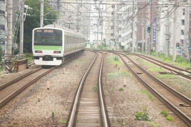 Tren demiryolunda ilerliyor.