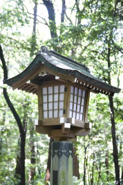 Japon ahşap fenerinin parktaki manzarasını kapat. 