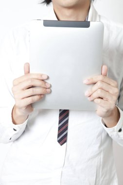 Tableti tutan adamı kapat.