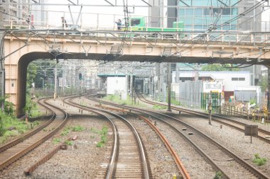 Şehirdeki tren rayları.