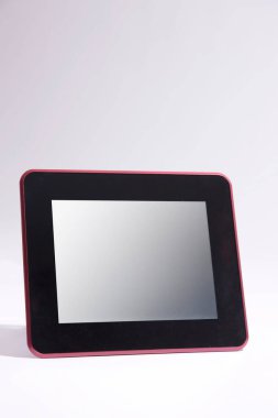 Beyaz arkaplanda modern tablet bilgisayar