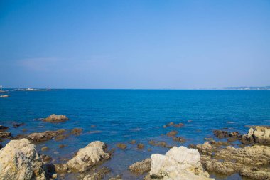 Mavi gökyüzü ile deniz kıyısı manzarası