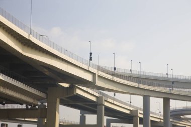 Mavi gökyüzüne uzanan yükseltilmiş otoyol üstgeçidi