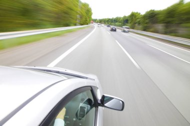 Arabalar yolda ilerliyor. hareket bulanıklığı