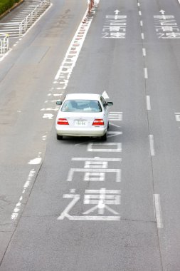 Modern gri araba şehirde yolda.