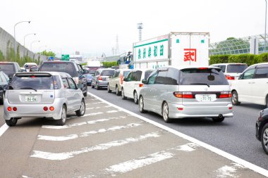 Arabalar yolda ilerliyor. Japonya 'da trafik