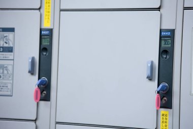 Dijital kilitler ve asma anahtarlar içeren gri metal dolaplar