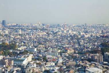 Modern binaların ve kavşakların yer aldığı gökyüzü manzarası