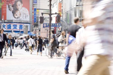 Tokyo caddesinde yürüyen insanların bulanık görüntüsü