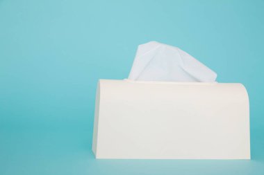 Kutuda beyaz kağıt mendiller, yakın çekim, stüdyo çekimi. 