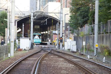 Tren kavisli tren rayları boyunca yaklaşıyor.