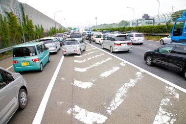 Arabalar yolda ilerliyor. Japonya 'da trafik