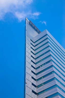 Mavi gökyüzü olan modern bina 