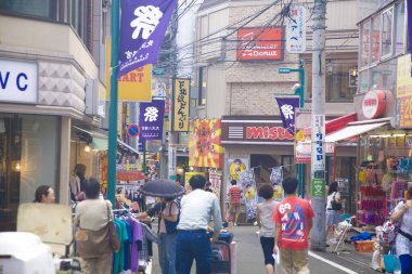 Meşgul şehir caddesinde yürüyorum