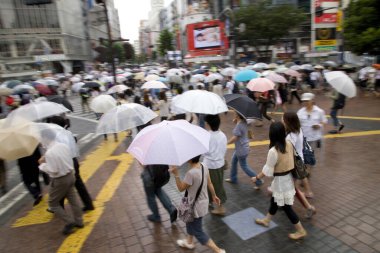 Yağmurlu bir günde sokakta şemsiyeli bir kalabalık.