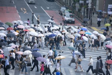 Yağmurlu bir günde sokakta şemsiyeli bir kalabalık.