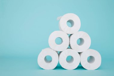 Kağıt tuvalet kağıtları arka planda..