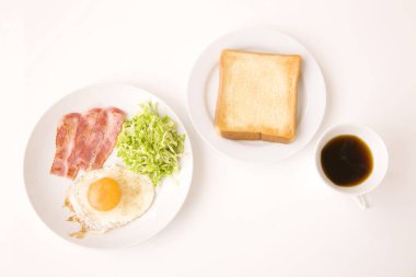 Nefis kahvaltı. Domuz pastırmalı yumurta ve tost ve bir fincan kahve.