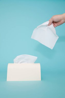 Adam kutudan beyaz kağıt mendil alıyor, yakın çekim, stüdyo fotoğrafı. 