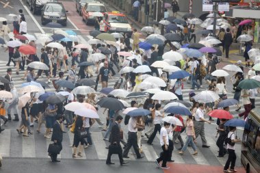 Yağmurlu bir günde sokakta şemsiyeli bir kalabalık.