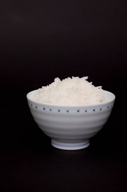 siyah arka plan üzerine pirinç 