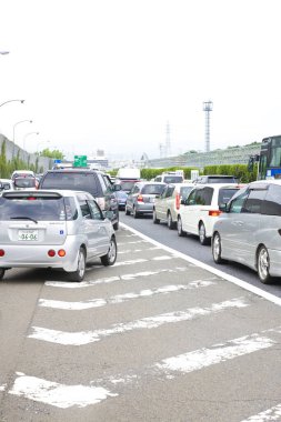 Arabalar yolda ilerliyor. Japonya 'da trafik
