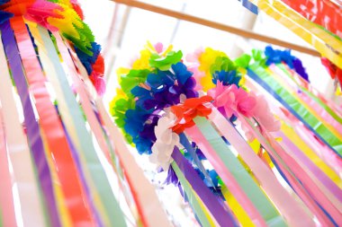 Festival için sokakta süslenmiş Tanabata süslemeleri