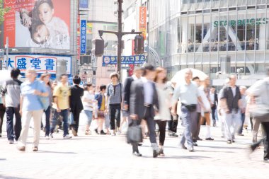 Şehirdeki kalabalık bulanık, şehirli.
