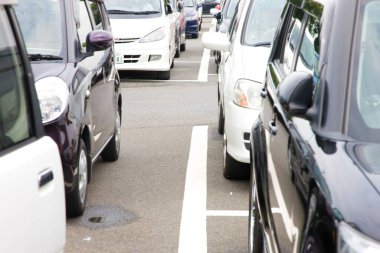 Arabalar yolda ilerliyor. Japonya 'da trafik