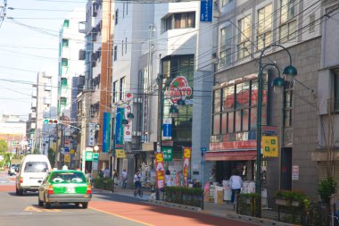 Cam, beton ve çelik gibi parlayan şehir manzarası.