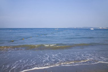 Güneşli bir günde dalgalı güzel deniz kıyısı 