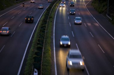 Trafik arabalarla dolu.