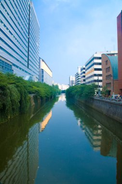 Şehirdeki kanal ve modern binalar