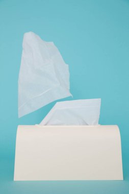 Kutuda beyaz kağıt mendiller, yakın çekim, stüdyo çekimi. 