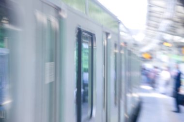 Bulanık insanlar ile odaklanmış tren istasyonu