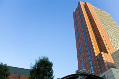 Mavi gökyüzü arka plan üzerinde gökdelenler