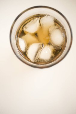 Buzlu bir bardak ferahlatıcı soğuk içecek, yakın çekim manzaralı. 