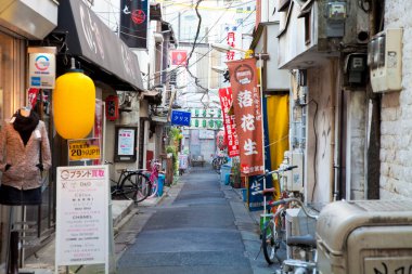 Renkli fenerlerin olduğu dar Japon sokağı bisiklet işaretleri