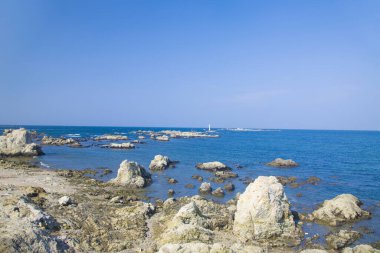 Akdeniz kıyısında küçük bir adası olan güzel bir deniz manzarası.