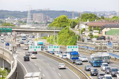 Asya şehrindeki trafik manzarası
