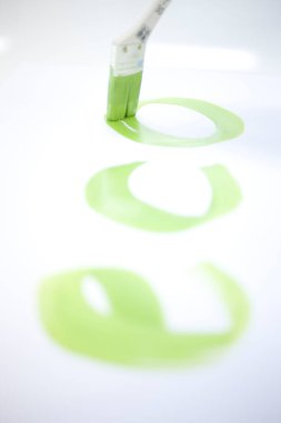 Beyaz üzerine yeşil boya çizilmiş eko kelimesi