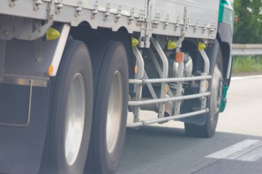 Şehir yolunda büyük bir kamyonun sürüşü. 