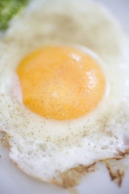 Taze kızarmış yumurtanın yakın plan görüntüsü              