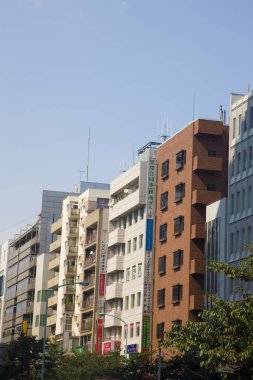 Mavi gökyüzü arkaplanlı gökdelenlerin görüntüsü