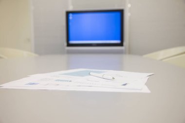 Modern ofis içi. Masasında belgeler olan boş konferans odası 