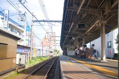 Tokyo, Japonya - 21 Ağustos, 216: Tokyo, Japonya 'da tren istasyonunu bekleyen insanlar