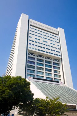 Mavi gökyüzü arkaplanlı gökdelenlerin görüntüsü