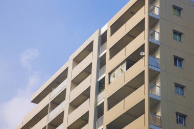 Mavi gökyüzü olan modern bina 