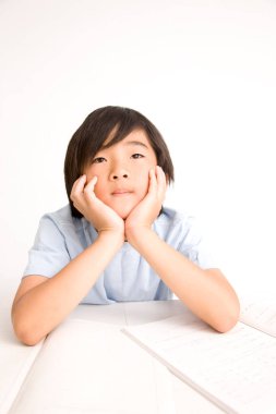 Masadaki yakışıklı Asyalı çocuğun portresi. 